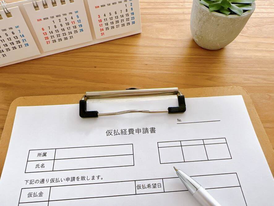 仮払金は面倒?効率化の方法や前払金・立替金との違い、仕訳例などを解説