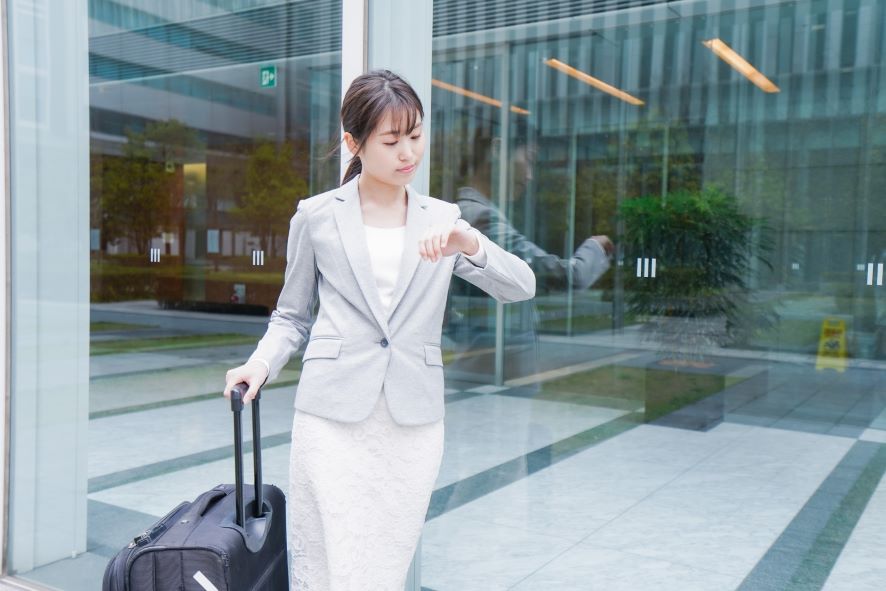 出張手当とは?相場など経理担当者が覚えておくべきポイントと役立つサービス